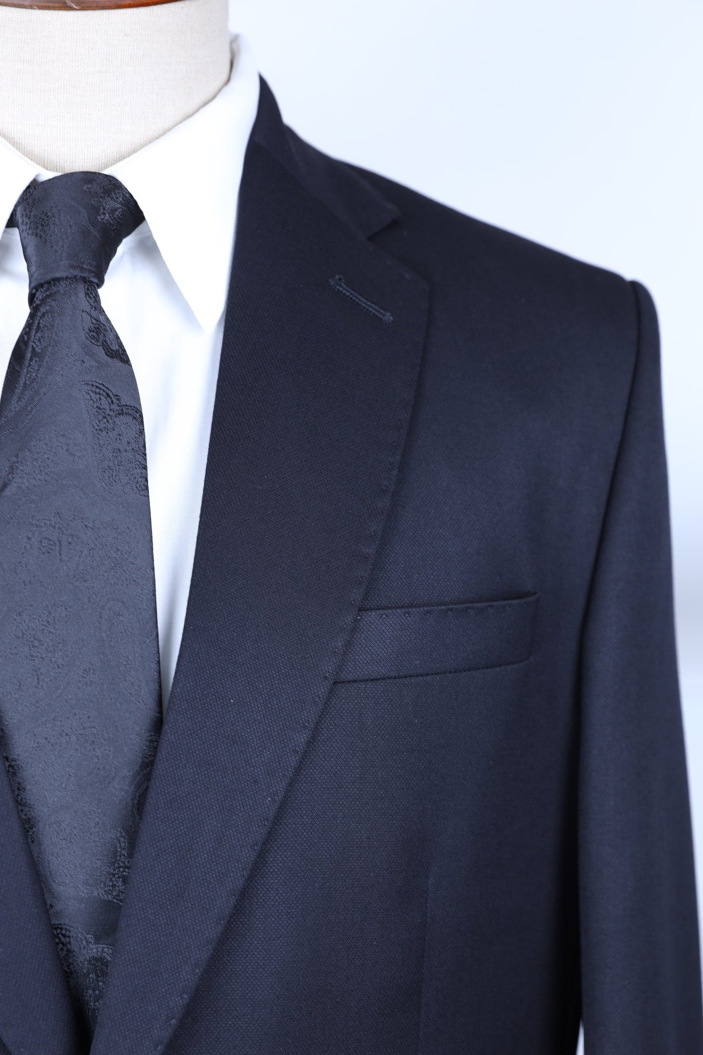 BLACK TEXTURED TWO-PIECE SUIT